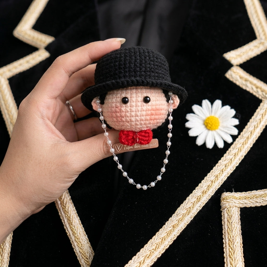 Handmade Crochet Boy Doll Keychain, Cute Knitted Figure Bag Charm, Boy in Suit Plushie with Daisy Flower, Kawaii Backpack Accessory